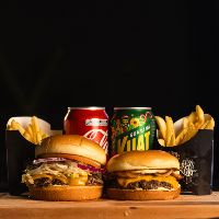 imagemCombo Casal 1 - Ps Salada + Ps bacon cheddar + Coca Cola 350ml + Kuat 350ml 