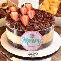 imagemBolo Gourmet Inteiro  Bombom de Morango (15 fatias)