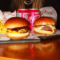 imagemCOMBO Indicação do Via - Hambúrguer Clássico do Via + Cheddar Melt + 2 Fritas + 2 Cocas
