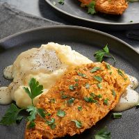 imagemFilé de frango a milanesa com purê de batatas  arroz e feijão  Serve bem 1 Pessoa 