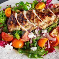 imagemFilé de frango grelhado com mix de saladas Serve bem 1 Pessoa 