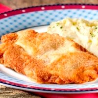 imagemFilé de peixe frito com purê de batatas arroz feijão Serve bem 1 pessoa 