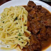 imagemCarne ao molho com macarrão talharim ao alho e oleo SERVE BEM 1 pessoa 