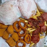 imagem do produto: Caixa: 2 x-tudo + 6 nuggets + 6 anéis de cebola + batata média com calabresa