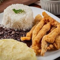 imagemGurjão de peixe com purê de batatas arroz  feijão e farofa Serve bem 1 pessoa 