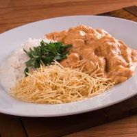 imagemEstrogonofe de frango c/batata frita