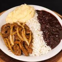 imagemIsca de Fígado Acebolada, Purê de Batata, Arroz e Feijão Serve Bem 1 Pessoa