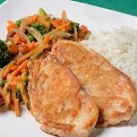 imagemFilé de frango grelhado com salada de legumes   arroz e feijão  Serve bem 1 Pessoa 