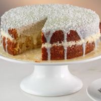 imagem do produto: Bolo de Abacaxi com Coco e Recheio de Beijinho