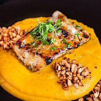 imagemPeixe na brasa servido com purê de bananas da terra