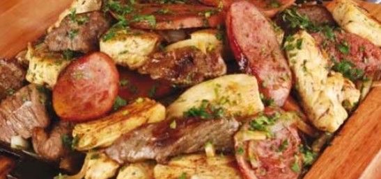 imagem do produto: Churrasquinho Misto com Arroz, Fritas, Feijão e Farofa (Serve 1 Pessoa)