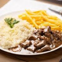 imagemIsca de carne ao molho madeira + arroz a piamontese + batata frita