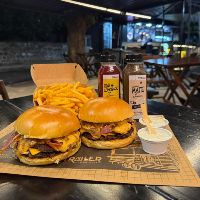 imagem2 smash bacon duplo + 1 batata para compartilhar  + 2 bebidas da casa + 2 maioneses