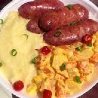 imagemLinguiça toscana assada com SALPICÃO arroz, feijão  Serve bem 1 pessoa 