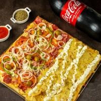 imagem do produto: Pizza Família ( 12 fatias) até 2 Sabores + Bebida 2 Litros