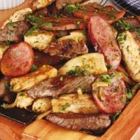 imagemChurrasquinho Misto com Arroz, Feijão, Farofa e Fritas - 2 por um preço especial